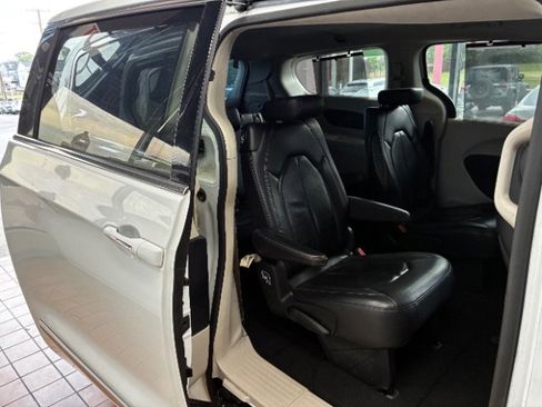 Used 2020 Chrysler Pacifica Touring-L FWD image 32