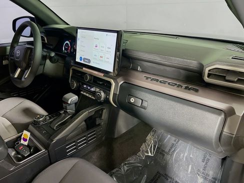 Certified 2025 Toyota Tacoma TRD Off-Road AWD/4WD image 25