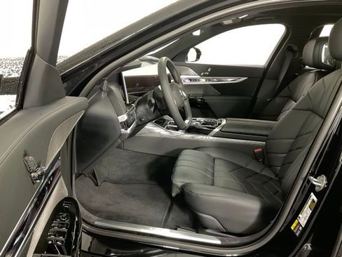 Used 2024 BMW i7 eDrive50 image 33