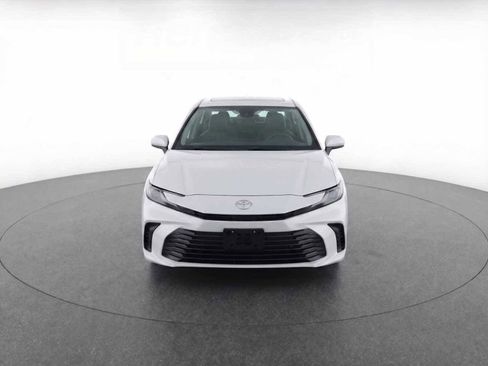 Used 2025 Toyota Camry SE image 4