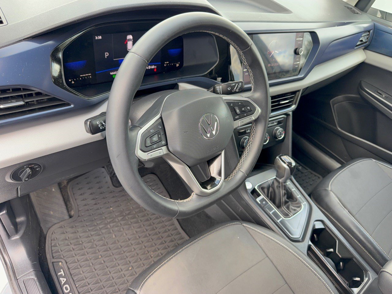 Used 2022 Volkswagen Taos SE w/ Panoramic Sunroof Package FWD image 4