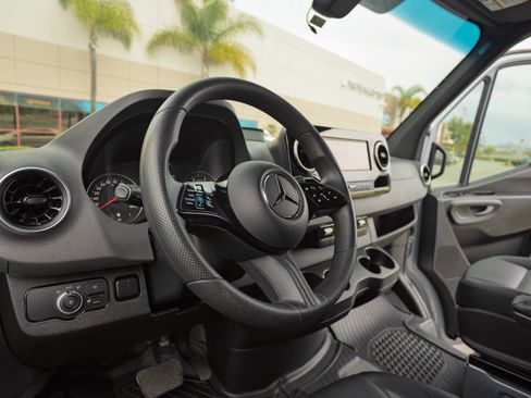 Used 2025 Mercedes-Benz Sprinter 2500 image 21