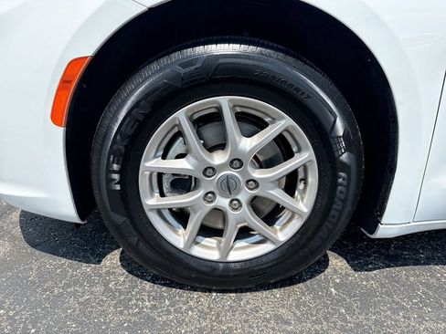 Used 2024 Chrysler Pacifica Touring-L FWD image 10