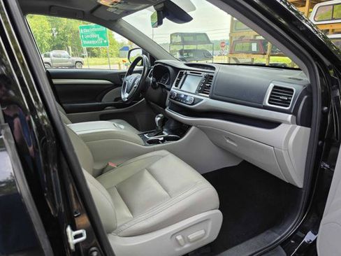 Used 2017 Toyota Highlander XLE AWD/4WD image 18