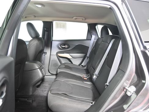 Used 2017 Jeep Cherokee Latitude w/ Safety/Convenience Group AWD/4WD image 18