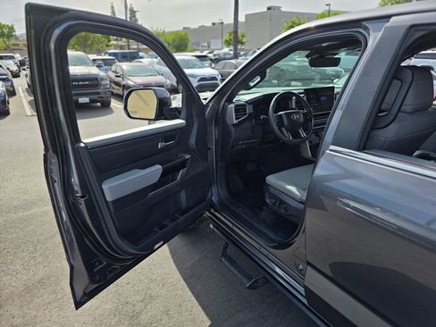 Used 2025 Toyota Tundra Limited AWD/4WD image 40