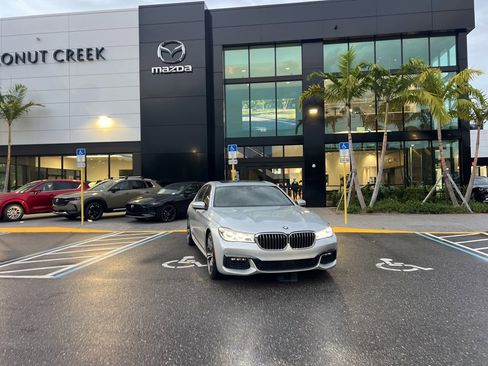 Used 2018 BMW 750i image 2