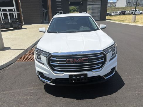 Used 2024 GMC Terrain SLT AWD/4WD image 3
