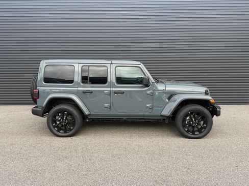 Used 2025 Jeep Wrangler Unlimited Sahara w/ Safety Group AWD/4WD image 8