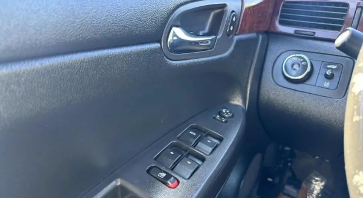 Used 2009 Chevrolet Impala LTZ FWD image 17
