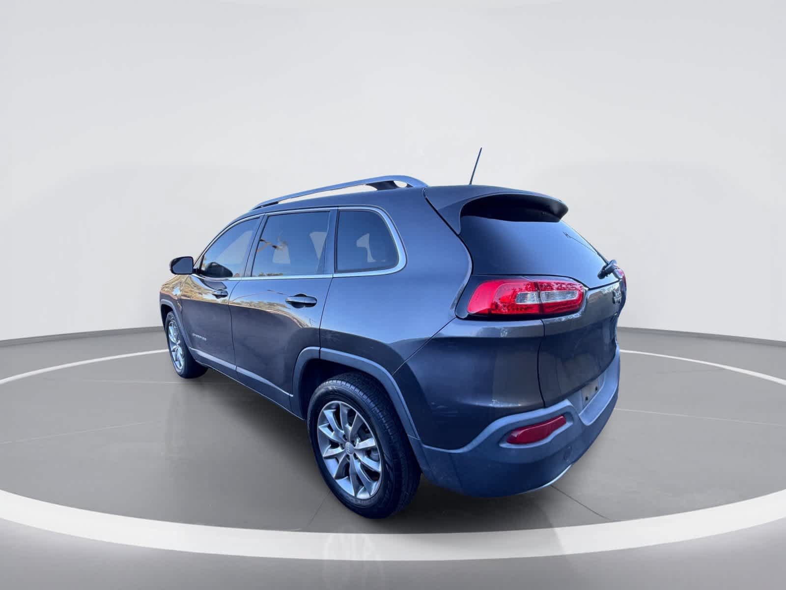 Used 2017 Jeep Cherokee Limited FWD image 4