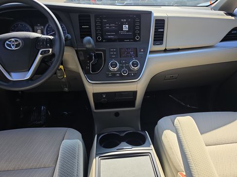 Used 2018 Toyota Sienna LE FWD image 13