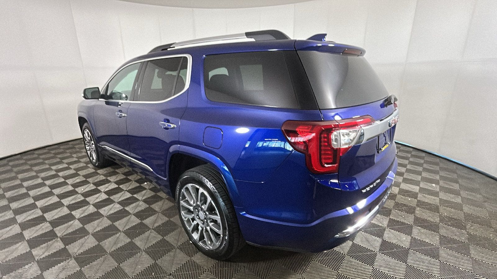 Used 2023 GMC Acadia Denali w/ Denali Technology Package AWD/4WD image 5