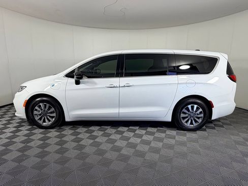 Used 2025 Chrysler Pacifica Select FWD image 9