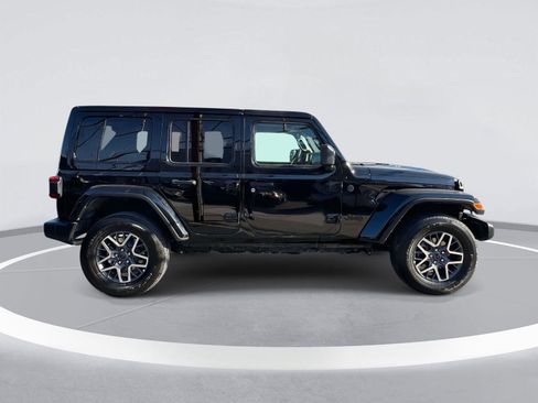 Used 2025 Jeep Wrangler Sahara image 5