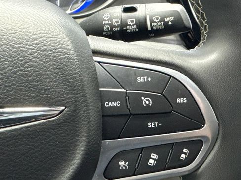 Used 2022 Chrysler Pacifica Touring-L FWD image 14