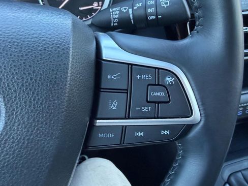 Used 2022 Toyota Highlander XLE image 18