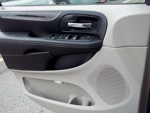 Used 2012 Chrysler Town & Country Touring-L w/ Entertainment Group #2 FWD image 9