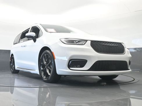 Used 2023 Chrysler Pacifica Touring-L w/ S Appearance Package image 66