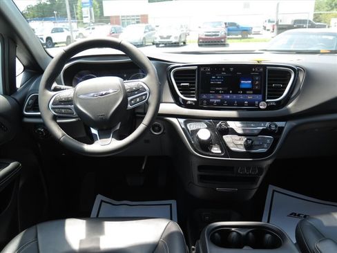 Used 2025 Chrysler Pacifica Select FWD image 15