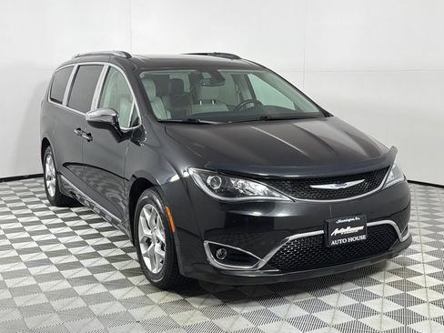 Used 2020 Chrysler Pacifica Limited FWD image 3
