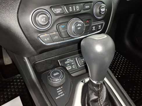 Used 2018 Jeep Cherokee Latitude Plus w/ Cold Weather Group AWD/4WD image 23
