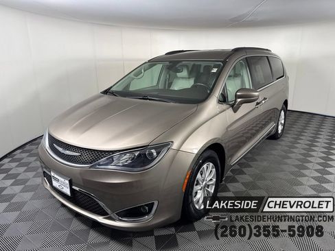 Used 2017 Chrysler Pacifica Touring-L FWD image 1