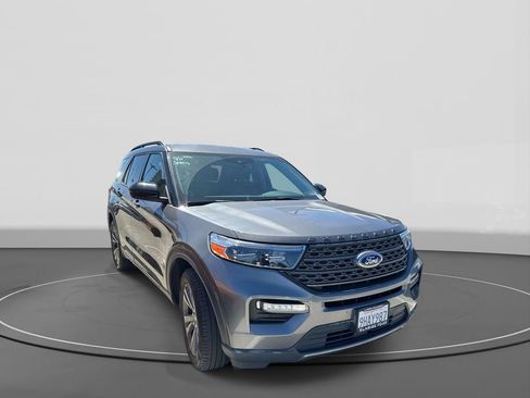 Used 2023 Ford Explorer XLT w/ Equipment Group 202A RWD image 4