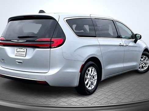 Used 2023 Chrysler Pacifica Touring-L image 6