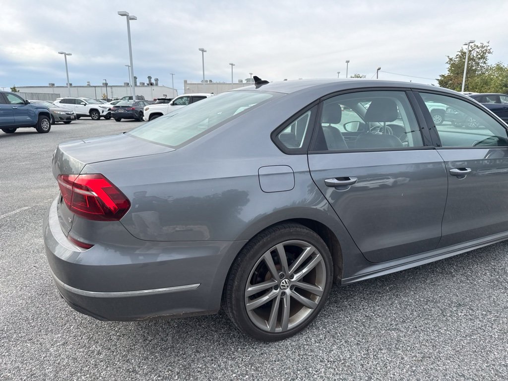 Used 2018 Volkswagen Passat 2.0T R-Line FWD image 5