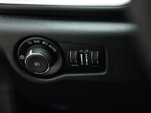 Used 2025 Chrysler Pacifica Select FWD image 17
