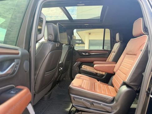 Used 2023 GMC Yukon XL Denali Ultimate w/ LPO, Floor Liner Package AWD/4WD image 10