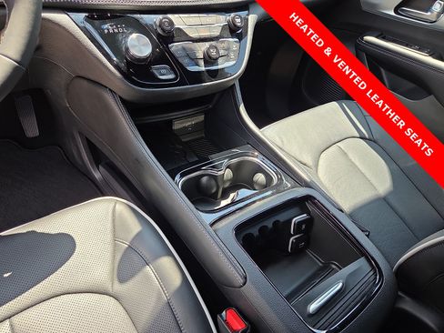 Used 2026 Chrysler Pacifica Limited FWD image 25