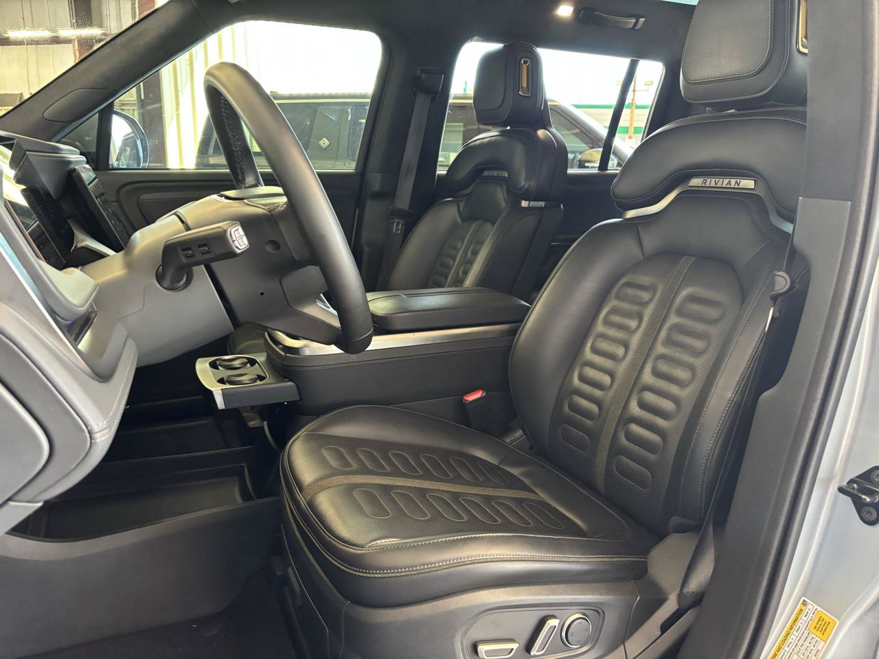 Used 2025 Rivian R1S Adventure Dual AWD/4WD image 13