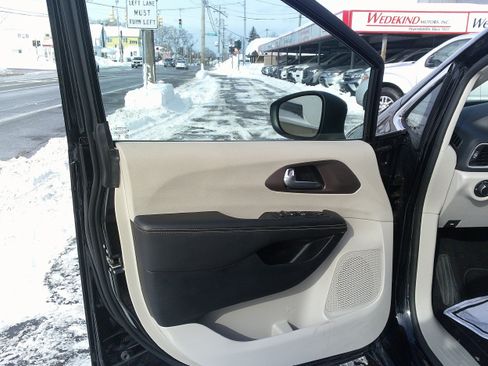 Used 2024 Chrysler Voyager LX image 15