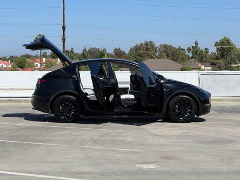 Used 2023 Tesla Model Y Long Range AWD/4WD image 28