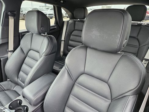 Certified 2025 Porsche Macan image 6