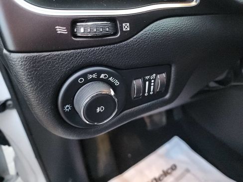 Used 2022 Jeep Cherokee Trailhawk image 16