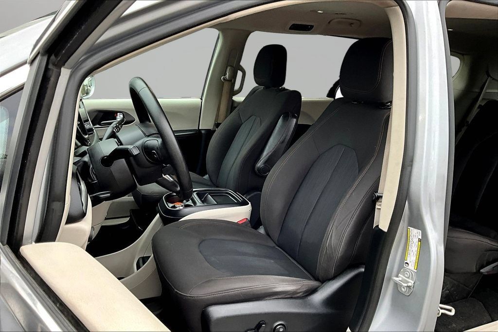 Used 2020 Chrysler Pacifica Touring w/ Advanced Safetytec Group FWD image 20