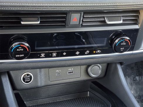 Used 2023 Nissan Rogue SV image 16