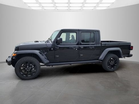 Used 2025 Jeep Gladiator Sport AWD/4WD image 3