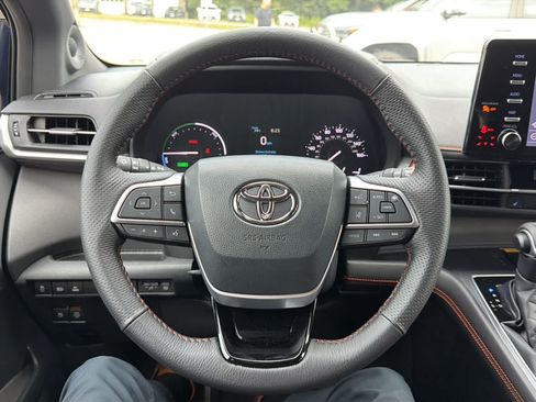 Used 2022 Toyota Sienna XSE w/ XSE Plus Package AWD/4WD image 12