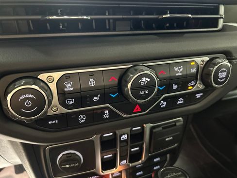 Used 2024 Jeep Gladiator Mojave AWD/4WD image 38