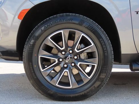 Used 2021 Chevrolet Tahoe Z71 w/ Luxury Package AWD/4WD image 14