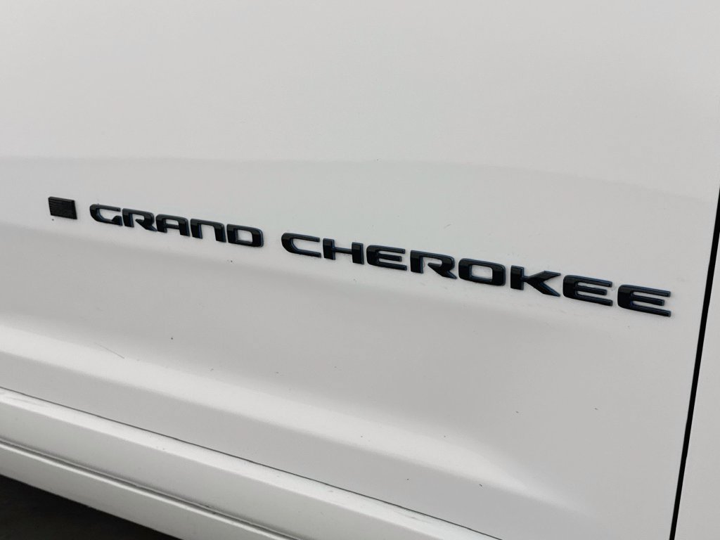 Used 2023 Jeep Grand Cherokee Summit AWD/4WD image 11