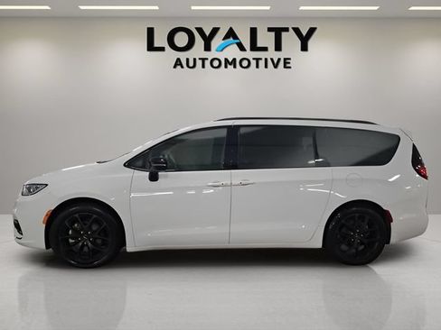 Used 2025 Chrysler Pacifica Limited FWD image 2