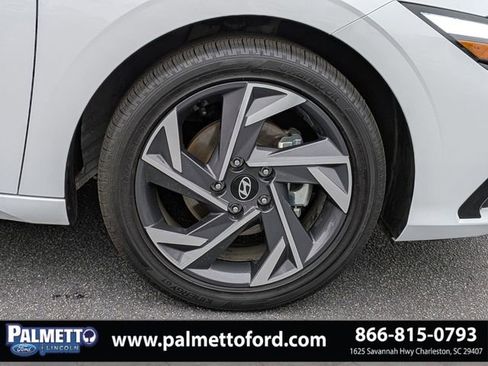 Used 2025 Hyundai Elantra Limited FWD image 11