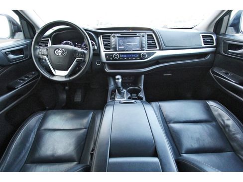 Used 2018 Toyota Highlander XLE AWD/4WD image 10