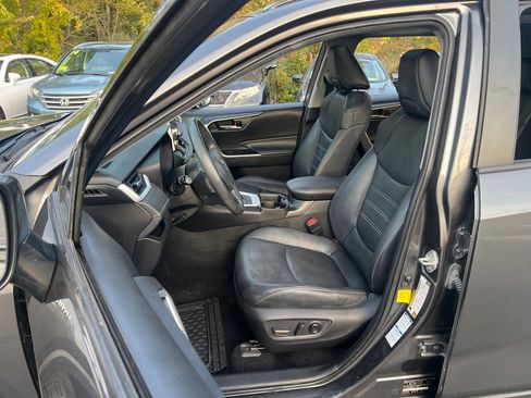 Used 2021 Toyota RAV4 XLE Premium image 15