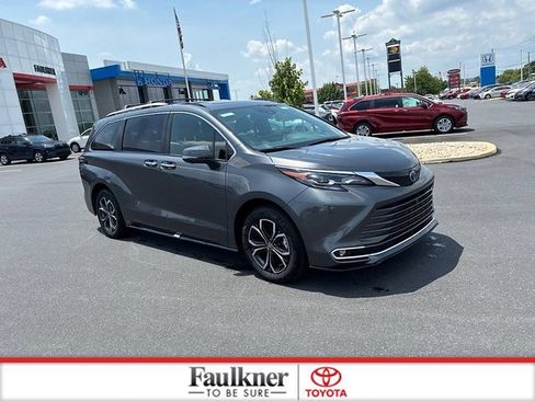 Used 2025 Toyota Sienna Platinum AWD/4WD image 3